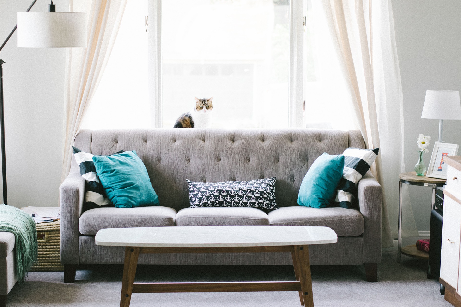 How to make a small room look bigger with paint, How to make a small living room look bigger, How to make a small room look bigger with mirrors, How to make a small room look bigger with wallpaper